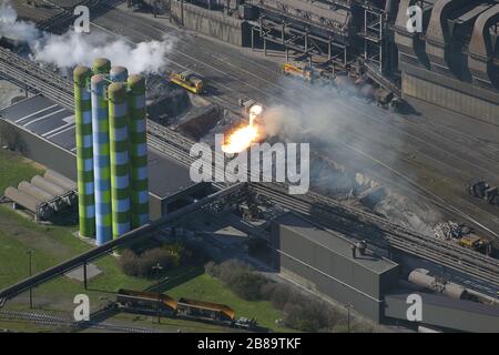 , lag d'acier brillant fondre dans l'usine d'acier ThyssenKrupp de Duisburg, 20.03.2011, vue aérienne, Allemagne, Rhénanie-du-Nord-Westphalie, Ruhr Area, Duisburg Banque D'Images