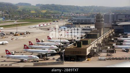 , terminaux et quais de l'aéroport de Zuerich, 19.04.2011, vue aérienne, Suisse, Zurich Banque D'Images