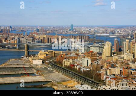 New York quartiers Manhattan, Brooklyn et Queens à East River avec les ponts Brooklyn Bridge, Manhattan Bridge et Williamsburg Bridge, 12.04.2009, vue aérienne, États-Unis, New York City Banque D'Images