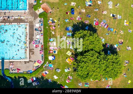 , Bathers sur la pelouse près de la piscine de Hamm Sud, 03.07.2015, vue aérienne, Allemagne, Rhénanie-du-Nord-Westphalie, région de la Ruhr, Hamm Banque D'Images