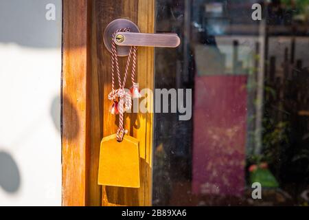 Portes en bois avec suspension en verre, panneaux en bois japonais devant le café. Arrière-plan de l'espace de copie Banque D'Images