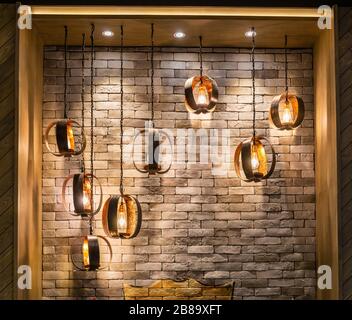 Ampoules à incandescence décoratives de style edison sur fond de mur de briques Banque D'Images