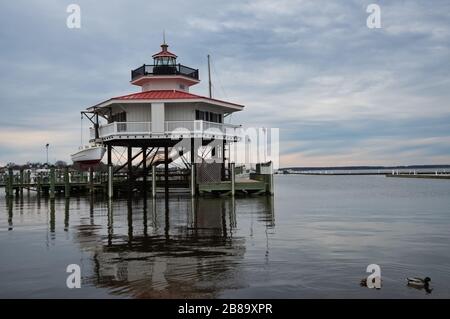 Construit en 2012, le phare de la rivière Choptank est situé sur le front de mer à Cambridge, dans le Maryland. Banque D'Images