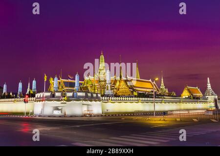 Grand palais et Wat Phra Kaew - le Temple du Bouddha d'Émeraude à Bangkok, Thaïlande en temps de crépuscule Banque D'Images