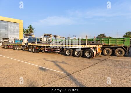 Nakhon Ratchasima, Thaïlande 17 février 2020. De nombreux gros camions transportent des billettes pour les transformer en d'autres produits devant l'usine de laminage Banque D'Images