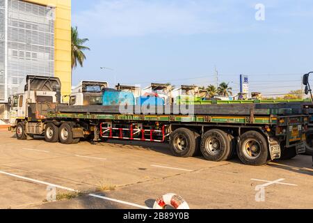 Nakhon Ratchasima, Thaïlande 17 février 2020. De nombreux gros camions transportent des billettes pour les transformer en d'autres produits devant l'usine de laminage Banque D'Images