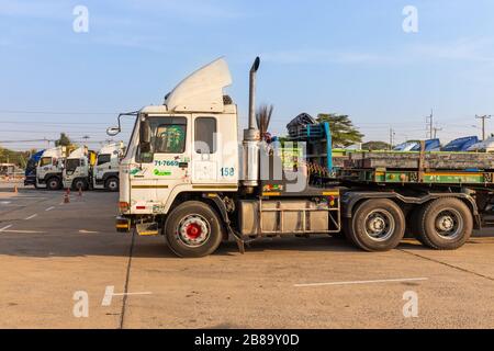 Nakhon Ratchasima, Thaïlande 17 février 2020. De nombreux gros camions transportent des billettes pour les transformer en d'autres produits devant l'usine de laminage Banque D'Images