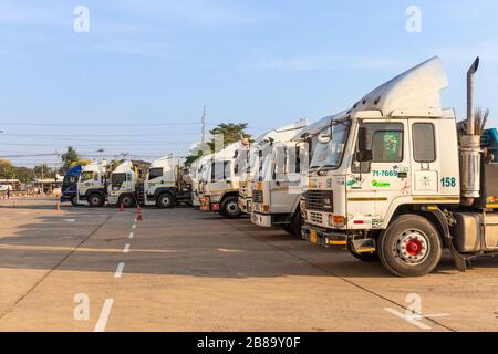 Nakhon Ratchasima, Thaïlande 17 février 2020. De nombreuses grandes têtes de camions transportent la poêle pour la transformation en d'autres produits devant l'usine de laminage Banque D'Images