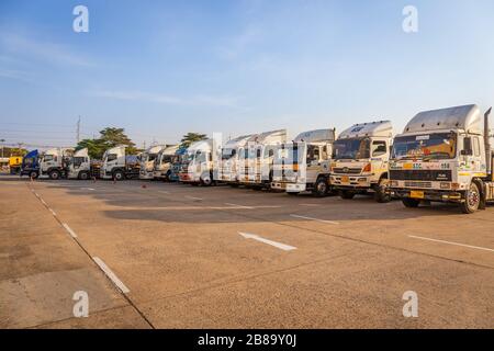 Nakhon Ratchasima, Thaïlande 17 février 2020. De nombreux gros camions transportent des billettes pour les transformer en d'autres produits devant l'usine de laminage Banque D'Images