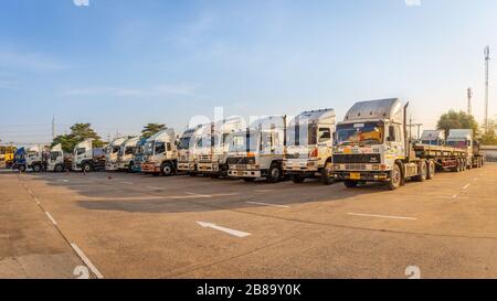 Nakhon Ratchasima, Thaïlande 17 février 2020. De nombreux gros camions transportent des billettes pour les transformer en d'autres produits devant l'usine de laminage Banque D'Images