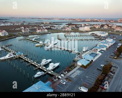 Vue aérienne sur une marina de pêche commerciale à Ocean City, Maryland. Banque D'Images