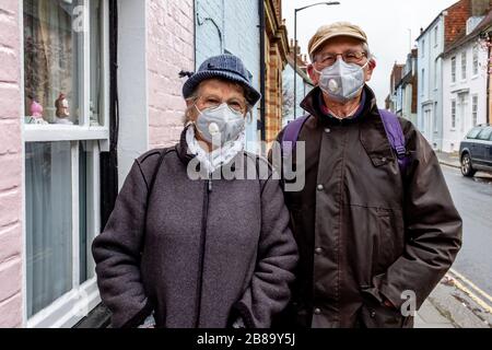 Les personnes âgées de la rue portent des masques protecteurs contre le virus COVID-19, Lewes, Sussex, Royaume-Uni Banque D'Images