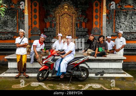 Un groupe de hommes hindous balinais à l'extérieur D'UN temple, région de Kintamani, Bali, Indonésie. Banque D'Images