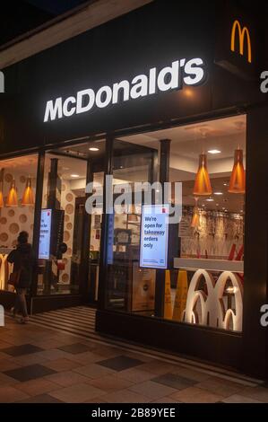 Londres, Royaume-Uni. 20 mars 2020. McDonalds à emporter uniquement. Pubs et restaurants tranquilles à Clapham Junction Battersea alors que le gouvernement annonce la fermeture en raison de l'épidémie de coronavirus. Crédit: JOHNNY ARMSTEAD/Alay Live News Banque D'Images