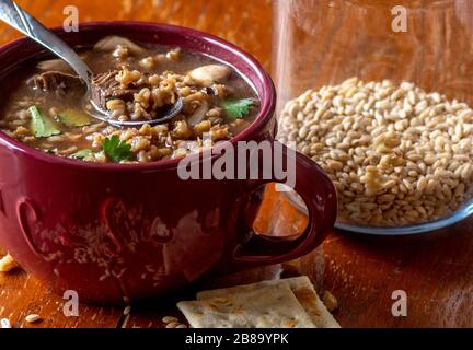 La soupe de bœuf et d'orge savoureuse met en valeur cette délicieuse cuisine confortable dans un mug Banque D'Images