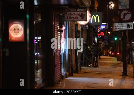 Les conducteurs de livraison de nourriture à l'extérieur de McDonalds, à Clapham, Londres, comme le premier ministre Boris Johnson commande des pubs et des restaurants à travers le pays de fermer ce soir, comme le gouvernement a annoncé des mesures sans précédent pour couvrir les salaires des travailleurs qui perdraient autrement leur emploi en raison de l'épidémie de coronavirus. Banque D'Images