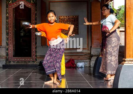 On enseigne aux jeunes filles balinaises la danse traditionnelle au Palais d'Ubud, à Ubud, à Bali, en Indonésie. Banque D'Images