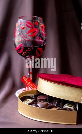 Le vin et le chocolat sont parfaits pour la Saint Valentin ou toute heure romantique de l'année Banque D'Images