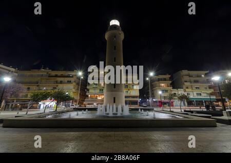 Longue exposition nocturne du célèbre phare sur la promenade dans la ville côtière nord d'Alexandrúpoli Evros Grèce Banque D'Images