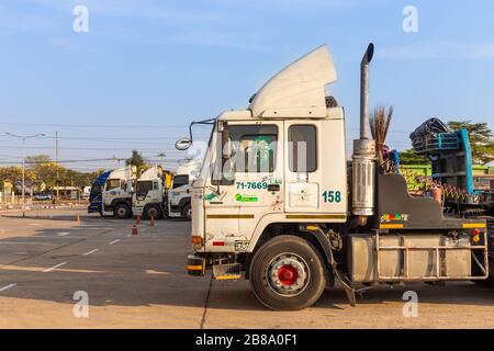 Nakhon Ratchasima, Thaïlande 17 février 2020. De nombreuses grandes têtes de camions transportent la poêle pour la transformation en d'autres produits devant l'usine de laminage Banque D'Images