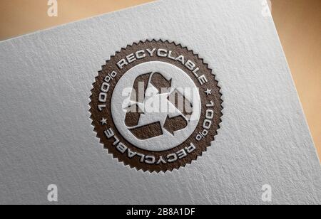 Recyclez le logo sur fond de papier recyclé. Banque D'Images