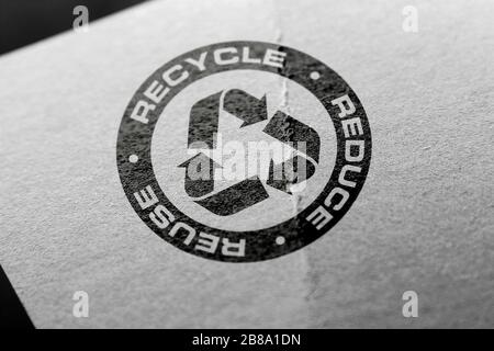 Recyclez le logo sur fond de papier recyclé. Banque D'Images