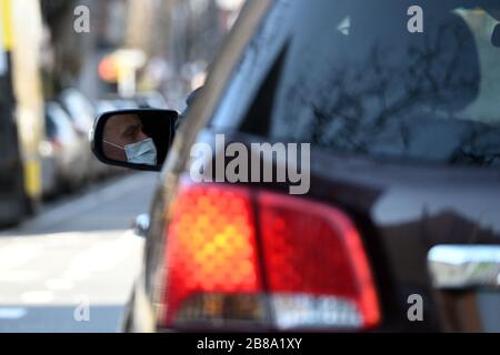 New York, États-Unis. 20 mars 2020. New York City, États-Unis. 20 mars 2020. Une voiture de location porte un masque de protection dans l'arrondissement de New York City à Brooklyn, NY, le 20 mars 2020. Le gouverneur de New York, Andrew Cuomo, a annoncé un verrouillage à l'échelle de l'État et? De nouvelles restrictions après le nombre de cas de coronavirus dans l'État ont grimpé de plus de 7 000 vendredi 20 mars 2020. (à partir de cet article). Crédit: SIPA USA/Alay Live News Banque D'Images