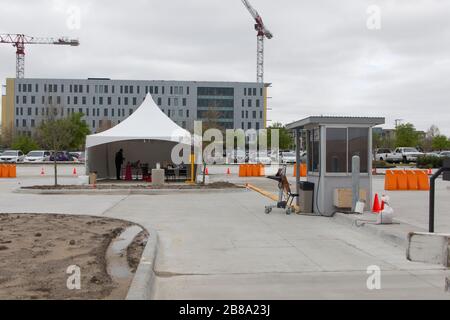 Texas, États-Unis. 20 mars 2020. La photo prise le 20 mars 2020 montre un site de test du drive COVID-19 à Dallas, Texas, aux États-Unis. Le nombre de cas de COVID-19 aux États-Unis a dépassé 18 563 vendredi, à 18 h 30, heure normale de l'est, avec 227 morts, selon le Centre de science et d'ingénierie des systèmes de l'Université Johns Hopkins. (Photo de Dan Tian/Xinhua) crédit: Xinhua/Alay Live News Banque D'Images