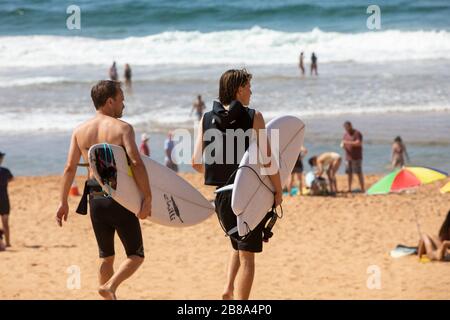 Sydney, Australie. 21 mars 2020. Avalon Beach,Sydney,Australie.Samedi 21 mars 2020. Les résidents de Sydney se dirigeant pour un surf ne respectant pas les avertissements de rester à 1,5 m de distance. Crédit: martin berry/Alay Live News Banque D'Images