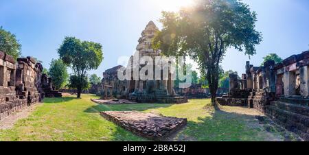 Panorama du parc historique Prasat Phanom WAN, Nakhon ratchasima, Thaïlande. Construit à partir de grès à l'époque des Khmers anciens Banque D'Images