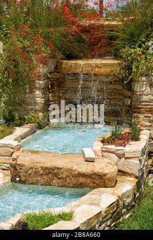 La cascade de fontaines sur la place près du Saint Temple des trois hiérarchies. Livadia, Larnaca. Chypre Banque D'Images