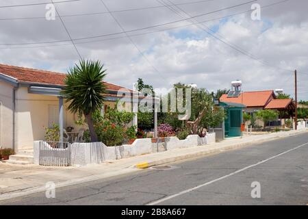 Vue sur les maisons résidentielles dans la rue calme du village de Livadia. Larnaca. Chypre Banque D'Images