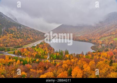 Vue imprenable sur Echo Lake depuis Artists Bluff Loop dans le New Hampshire États-Unis Banque D'Images