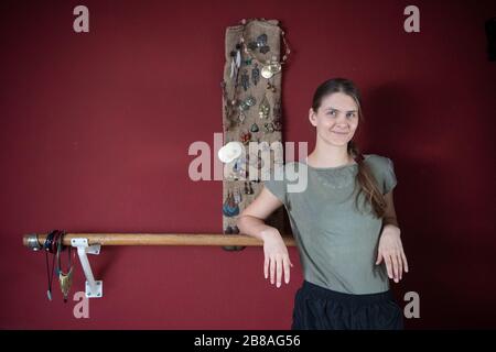 Stuttgart, Allemagne. 20 mars 2020. La danseuse Anika Bendel est debout dans un bar à ballet dans son appartement. Bendel est le directeur de production d'un projet de danse auquel participent à la fois les enfants et les personnes âgées. (À dpa 'Artists in the Corona Crisis') crédit: Marijan Murat/dpa/Alay Live News Banque D'Images