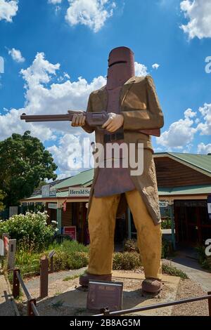 Une sculpture de taille géante de l'avant-garde Ned Kelly, en armure et en tenant un fusil. À Glenrowan, Victoria, Australie. Banque D'Images