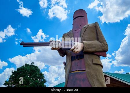 Une sculpture de taille géante de l'avant-garde Ned Kelly, en armure et en tenant un fusil. À Glenrowan, Victoria, Australie. Banque D'Images