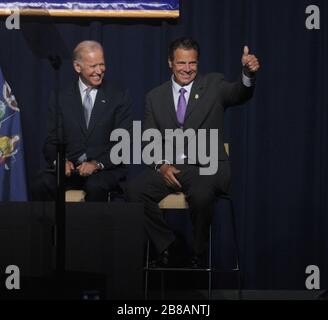 Manhattan, États-Unis d'Amérique. 10 Sep, 2015. NEW YORK, NY - 10 SEPTEMBRE : Vice président américain Joe Biden et gouverneur de New York Andrew Cuomo assister à un rassemblement politique annonçant leur soutien à augmenter le salaire minimum pour l'Etat de New York à $15 par heure le 10 septembre 2015 à New York. Vice-président américain Joe Biden a également dit qu'il aimerait voir le salaire minimum fédéral atteint $12 par heure. People : le Vice-président Joe Biden, le gouverneur de New York Andrew Cuomo Credit : tempêtes Media Group/Alamy Live News Banque D'Images