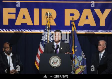 Manhattan, États-Unis d'Amérique. 10 Sep, 2015. NEW YORK, NY - 10 SEPTEMBRE : Vice président américain Joe Biden et gouverneur de New York Andrew Cuomo assister à un rassemblement politique annonçant leur soutien à augmenter le salaire minimum pour l'Etat de New York à $15 par heure le 10 septembre 2015 à New York. Vice-président américain Joe Biden a également dit qu'il aimerait voir le salaire minimum fédéral atteint $12 par heure. People : le Vice-président Joe Biden, le gouverneur de New York Andrew Cuomo Credit : tempêtes Media Group/Alamy Live News Banque D'Images