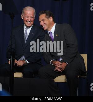 NEW YORK, NY - 10 SEPTEMBRE : Vice président américain Joe Biden et gouverneur de New York Andrew Cuomo assister à un rassemblement politique annonçant leur soutien à augmenter le salaire minimum pour l'Etat de New York à $15 par heure le 10 septembre 2015 à New York. Vice-président américain Joe Biden a également dit qu'il aimerait voir le salaire minimum fédéral atteint $12 par heure. People : le Vice-président Joe Biden, le gouverneur de New York Andrew Cuomo Banque D'Images