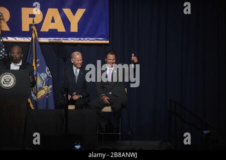 Manhattan, États-Unis d'Amérique. 10 Sep, 2015. NEW YORK, NY - 10 SEPTEMBRE : Vice président américain Joe Biden et gouverneur de New York Andrew Cuomo assister à un rassemblement politique annonçant leur soutien à augmenter le salaire minimum pour l'Etat de New York à $15 par heure le 10 septembre 2015 à New York. Vice-président américain Joe Biden a également dit qu'il aimerait voir le salaire minimum fédéral atteint $12 par heure. People : le Vice-président Joe Biden, le gouverneur de New York Andrew Cuomo Credit : tempêtes Media Group/Alamy Live News Banque D'Images