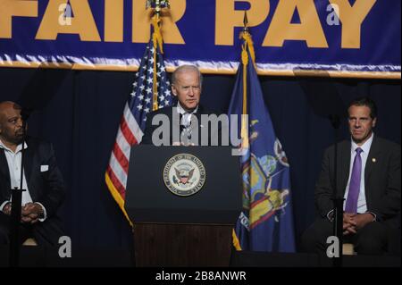 Manhattan, États-Unis d'Amérique. 10 Sep, 2015. NEW YORK, NY - 10 SEPTEMBRE : Vice président américain Joe Biden et gouverneur de New York Andrew Cuomo assister à un rassemblement politique annonçant leur soutien à augmenter le salaire minimum pour l'Etat de New York à $15 par heure le 10 septembre 2015 à New York. Vice-président américain Joe Biden a également dit qu'il aimerait voir le salaire minimum fédéral atteint $12 par heure. People : le Vice-président Joe Biden, le gouverneur de New York Andrew Cuomo Credit : tempêtes Media Group/Alamy Live News Banque D'Images