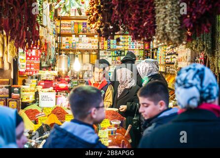 Istanbul, Turquie - 3 janvier 2012 : scène commerçante au bazar aux épices ou au bazar égyptien Mir Carsisi à Eminonu, Istanbul. Banque D'Images