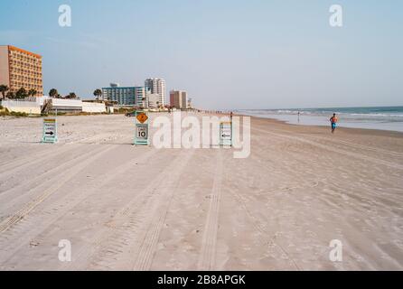 Daytona Beach, Floride, États-Unis - 20 juillet 2012: Les voies de conduite sur la plage de Sandy Daytona avec les panneaux routiers et la limite de vitesse sur l'automobile et C Banque D'Images