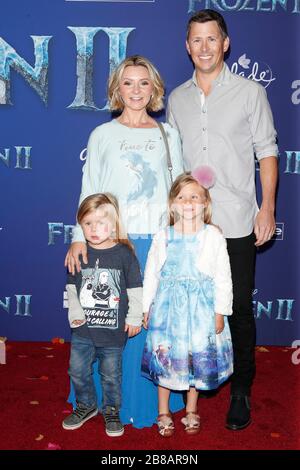 7 novembre 2019, Los Angeles, CA, États-Unis: LOS ANGELES - 7 NOVEMBRE: Beverley Mitchell, Michael Cameron, Hutton Michael Cameron et Kenzie Cameron à la ''Frozen 2'' la Premiere au Dolby Theatre le 7 novembre 2019 à Los Angeles, CA (Credit image: © Kay Blake/ZUMA Wire) Banque D'Images