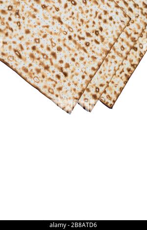 Le pain plat sans levain de la Pâque matzo, matzah ou matza isolé sur fond blanc. Matzah fait partie de la cuisine juive et fait partie intégrante du festival de la Pâque. Banque D'Images