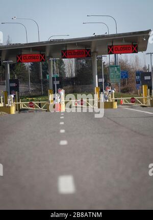 Vancouver, Canada. 20 mars 2020. Des comptoirs fermés au port d'entrée des États-Unis à Blaine, dans l'État de Washington, sont vus au poste frontalier de Douglas-Peace Arch, à Surrey, Canada, le 20 mars 2020. Le premier ministre du Canada, Justin Trudeau, a annoncé que la frontière entre le Canada et les États-Unis approchera les voyages non essentiels à minuit vendredi et que les deux pays retourneront les demandeurs d'asile traversant la frontière. Crédit: Liang Sen/Xinhua/Alay Live News Banque D'Images