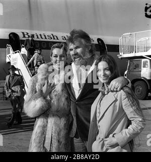 La chanteuse américaine Kenny Rogers est décédée. Il est photographié à Heathrow arrivant avec ses deux dames préférées - sa mariée de quelques semaines, la Star de la télévision Marianne Gordon (à gauche) et le beau Crystal Gayle - pour une visite (PA Archive) Banque D'Images