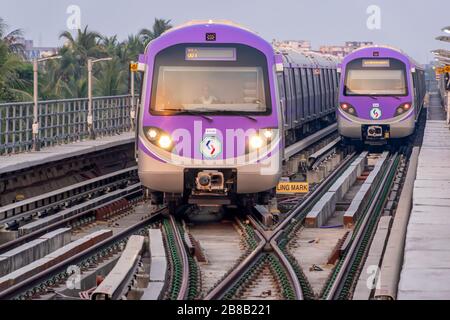 Une vue sur le métro arrive à la station de métro Kolkata East West Metro System à Salt Lake Sector V, Bidhannagar, Kolkata le 18 janvier 2020 Banque D'Images