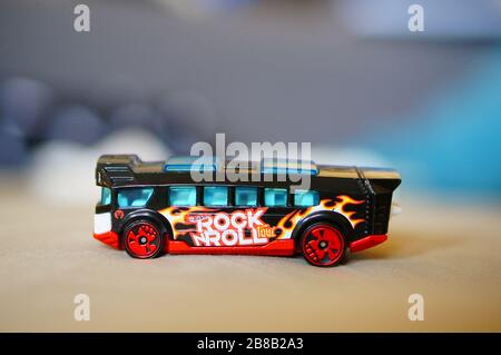 POZNAN, POLOGNE - 13 mars 2020: Mattel Hot Wheels modèle futuriste jouet bus dans le cadre de soft focus. Banque D'Images