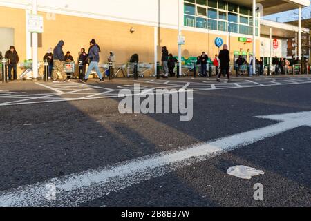 Middlesex, Royaume-Uni. 21 mars 2020. Le Royaume-Uni s'adjure à la vie sous la pandémie de coronavirus. Un gant en caoutchouc jeté dans le parking alors que les gens pratiquent la distanciation sociale tout en faisant la queue pour le supermarché alors que la pandémie mondiale de coronavirus COVID-19 accélère. Les gens portent des gants en caoutchouc pour se protéger du virus. Crédit: amanda rose/Alay Live News Banque D'Images